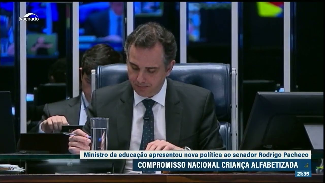 Pacheco defende um compromisso nacional pela alfabetização das crianças.