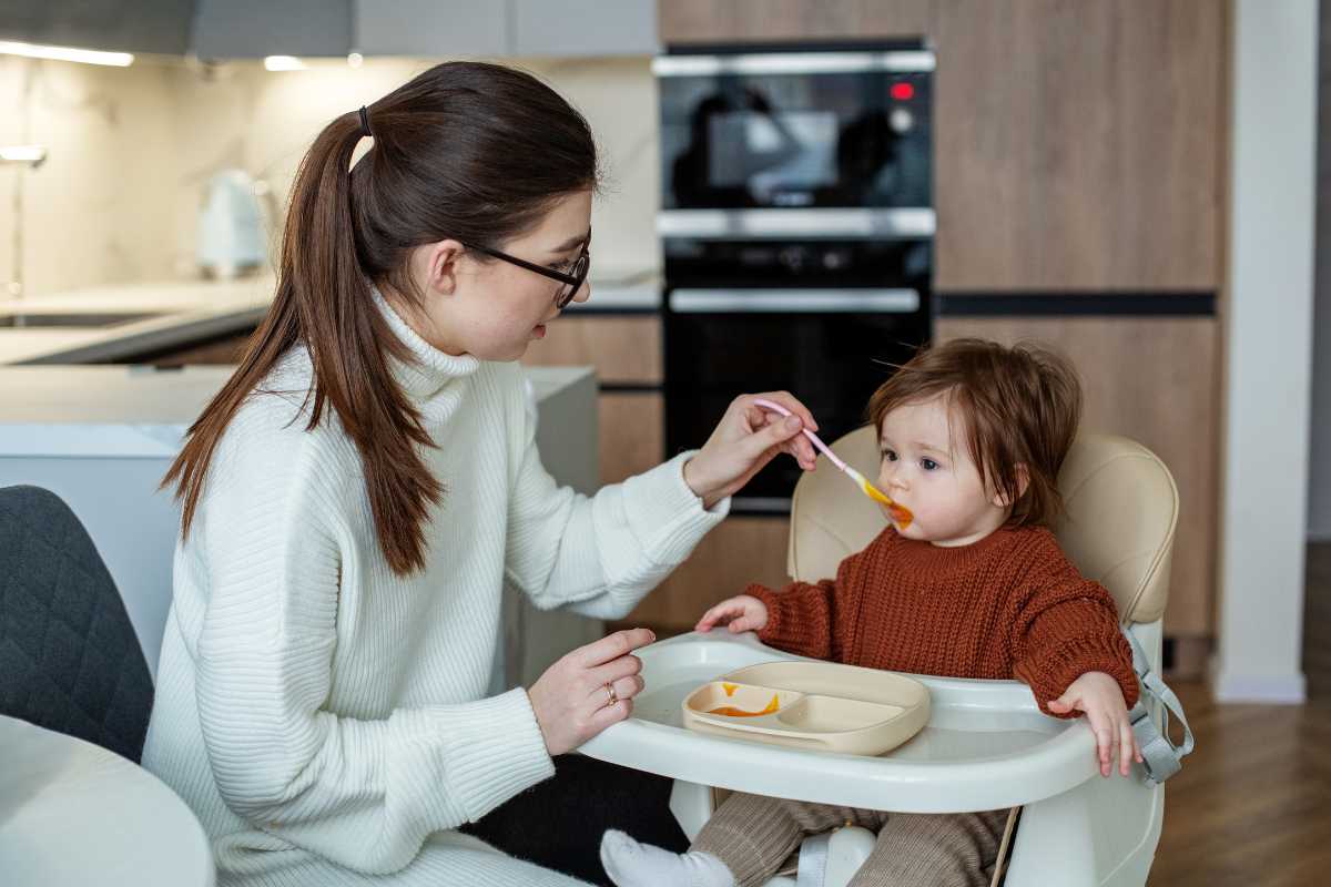 Cadeira de Alimentação com Ajuste de Altura: Por Que é Importante?